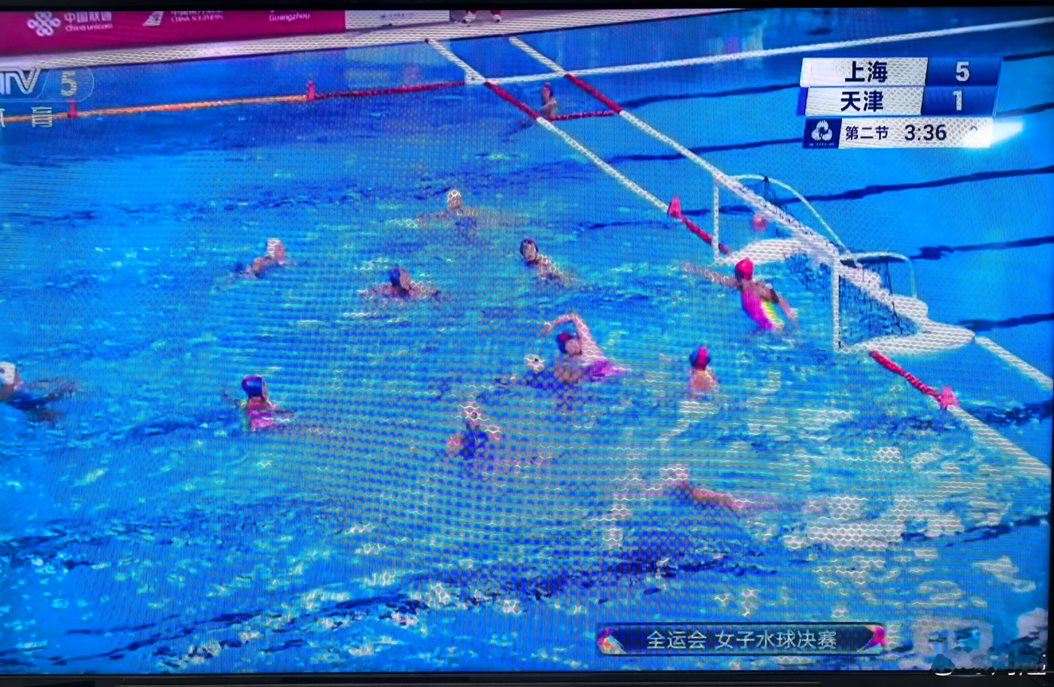 看水球决赛，真替姑娘们累的慌，一直在踩水而且犯规就是摁着头往水下压，太折腾了，我