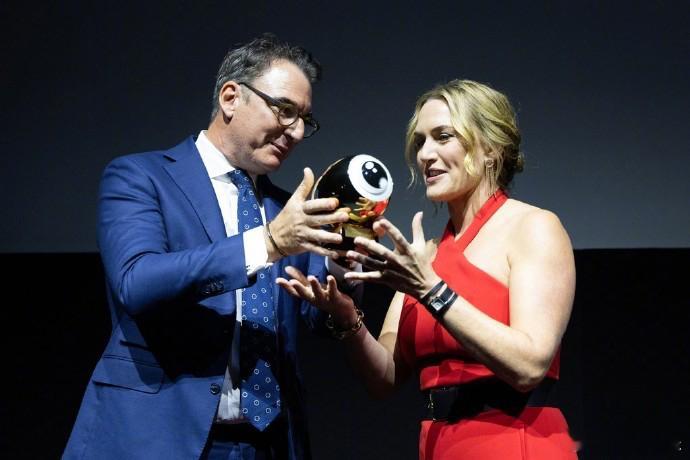 #凯特温斯莱特获金偶像奖##凯特温斯莱特挂脖红色套装# 凯特·温斯莱特出席第20