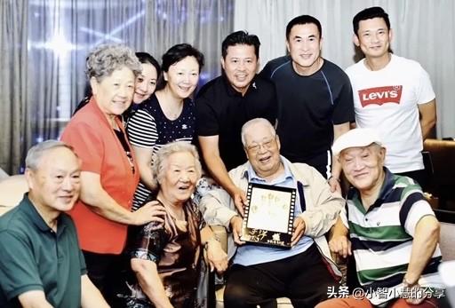 这是多年前老演员们相聚时的一张合影，拿着画框坐在C位的是表演艺术家于洋，演绎过《
