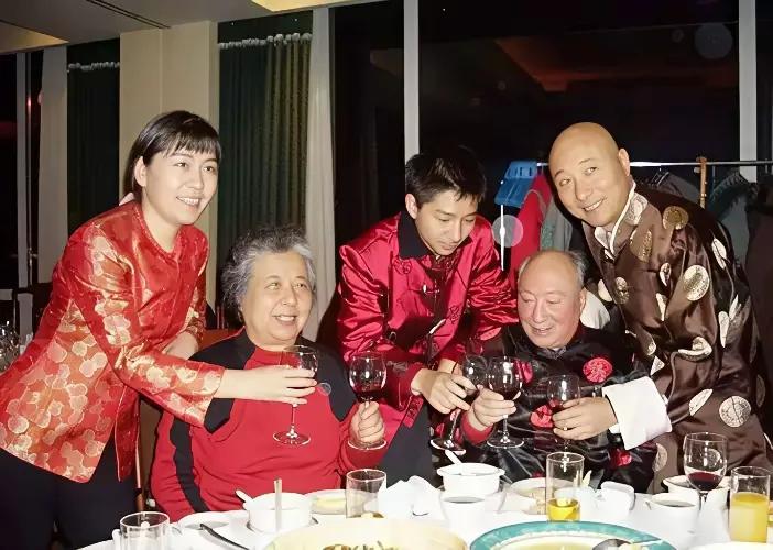 陈佩斯一共有兄妹三个人。
哥哥陈布达，圈外人，没有从事演艺行业，陈佩斯排行老二，