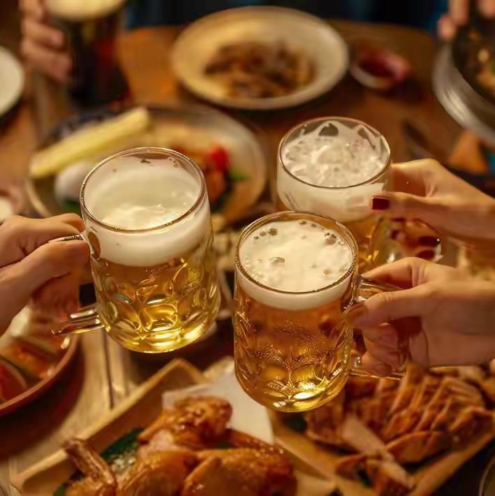 和哥们儿吃顿饭、唱个歌，结果命丢了，家属还把同伴告上法庭索赔40多万！这酒到底是