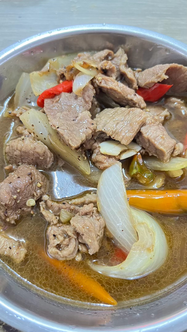 生活手记午餐来了牛肉炒黑胡椒配白饭。 