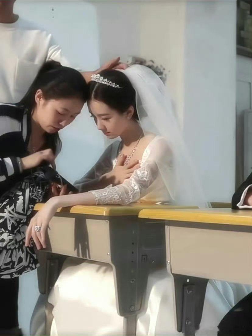 陈都灵早期小白花婚纱造型太仙啦！蕾丝裙摆轻盈飘逸✨我的新娘👰🏻 