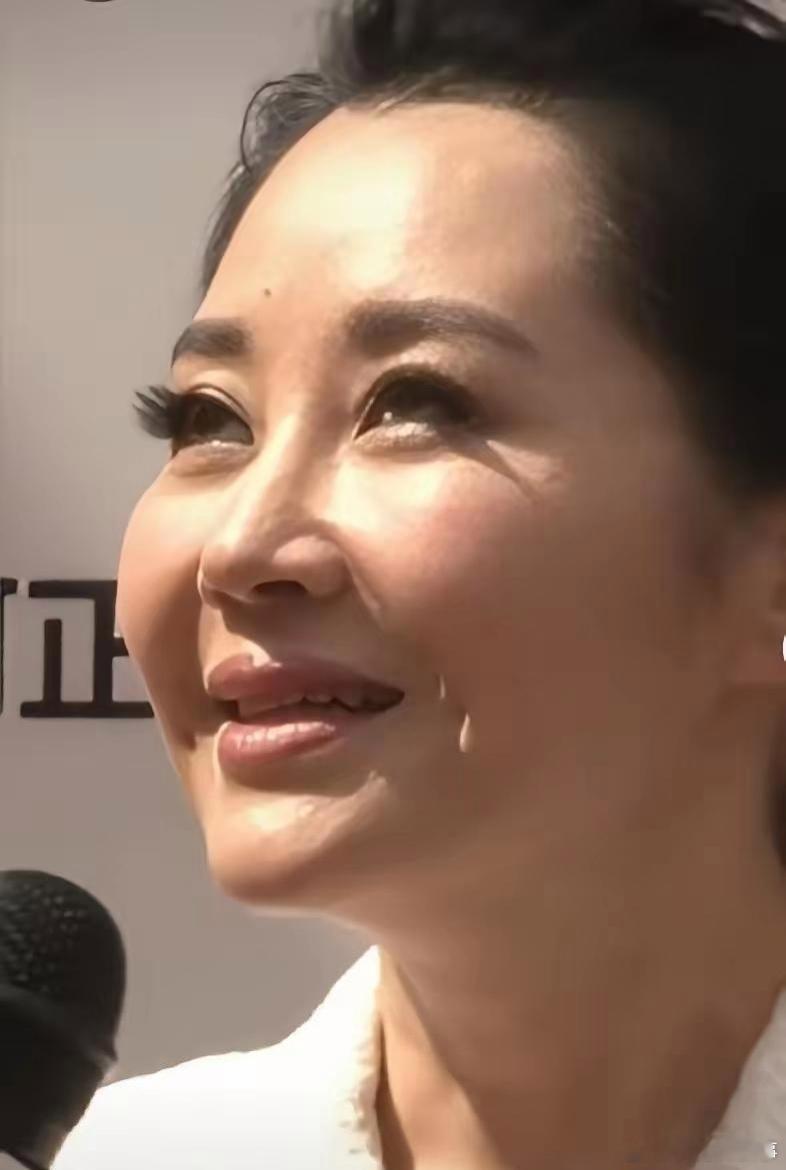 五十岁许晴拼命健身却换来一张僵硬蜡像脸，一张生动的梨窝脸，成了馒化脸。 