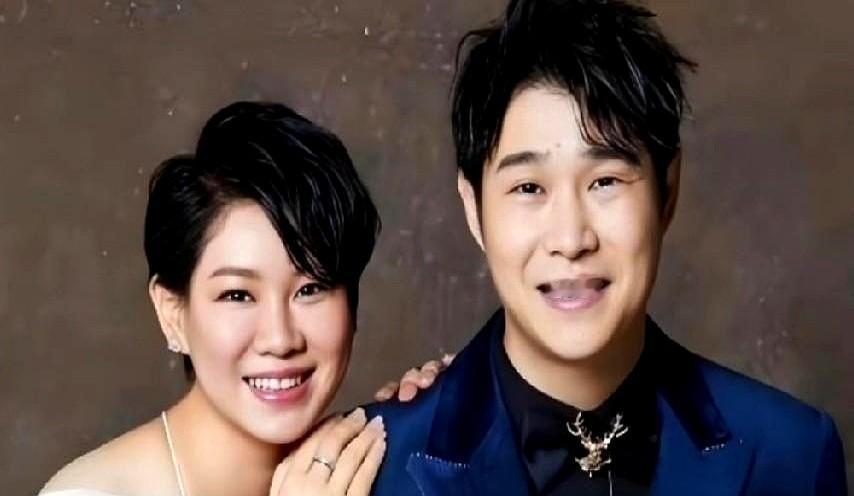 小沈阳和沈春阳结婚快二十年了，娱乐圈里稀有。
不是靠热搜维持，而是天天给媳妇泡脚