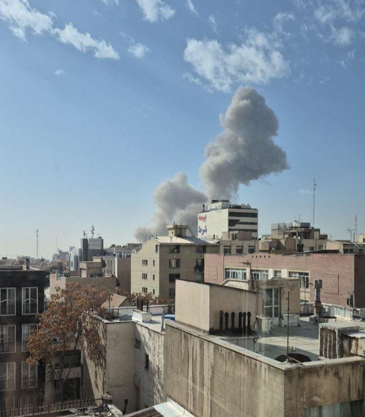 2026年2月28日德黑兰市中心发生多起爆炸并冒出浓烟的未经证实的消息，并附有两