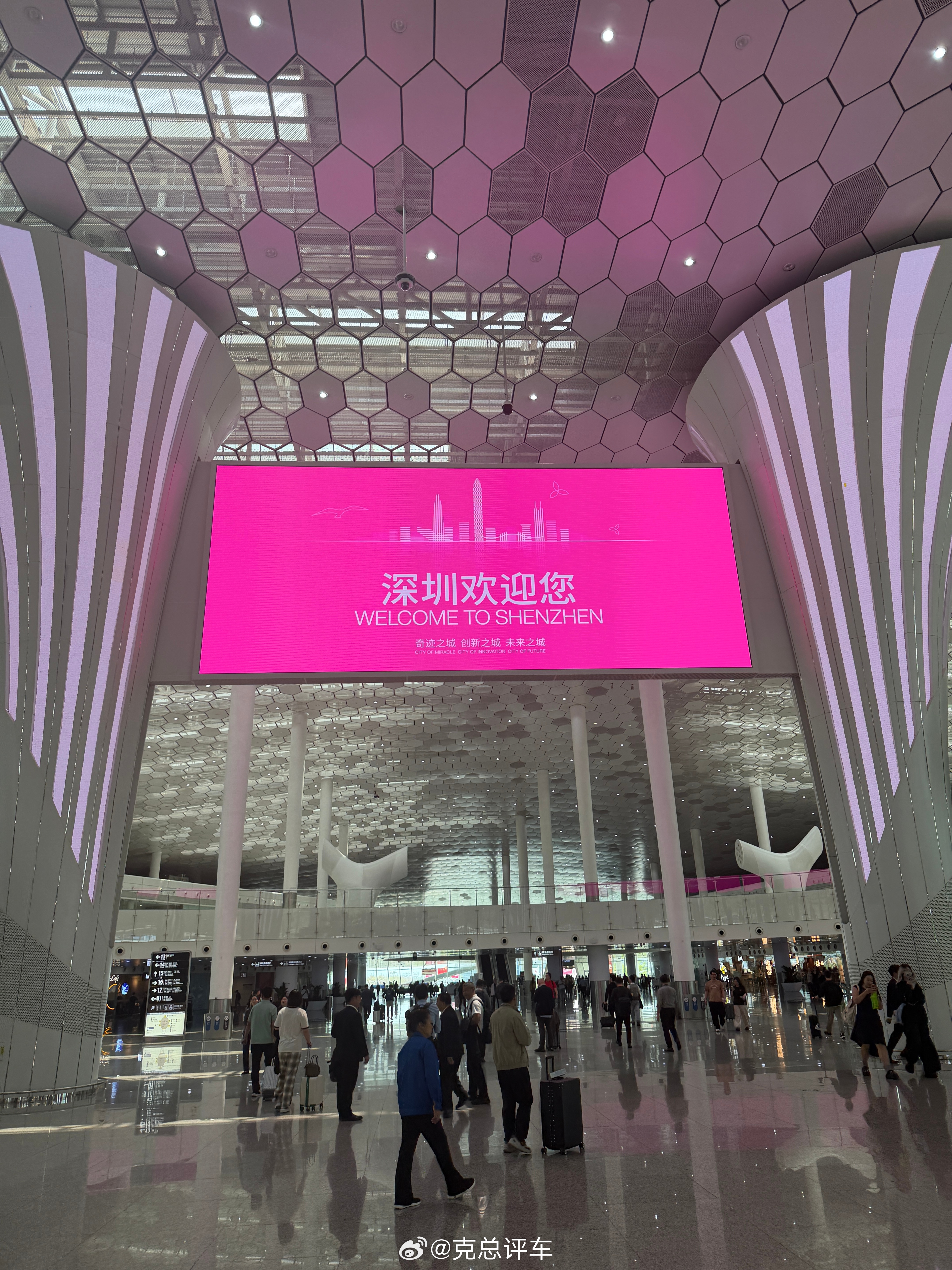 克总每次来深圳，看似是参加活动，实则是来感受这里的氛围。每次都能发现这座城市的共