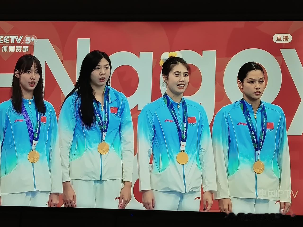 中秋之夜，月正圆，花更美，四朵金花，完美收官。
女子4×100米混合泳，中国四个