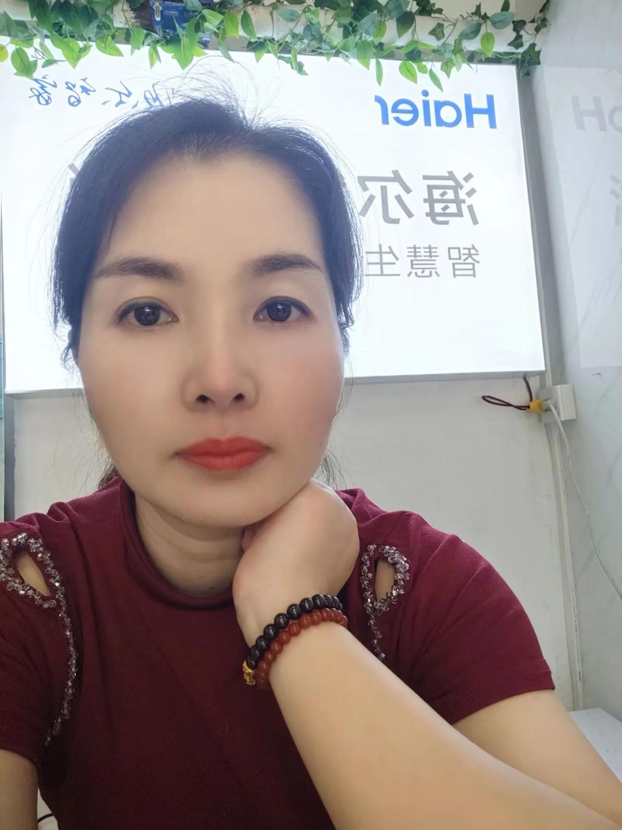 这两天来看店的人很多，估计这两天就可以落定了，有两家意向客户在谈，毕竟我们也不需