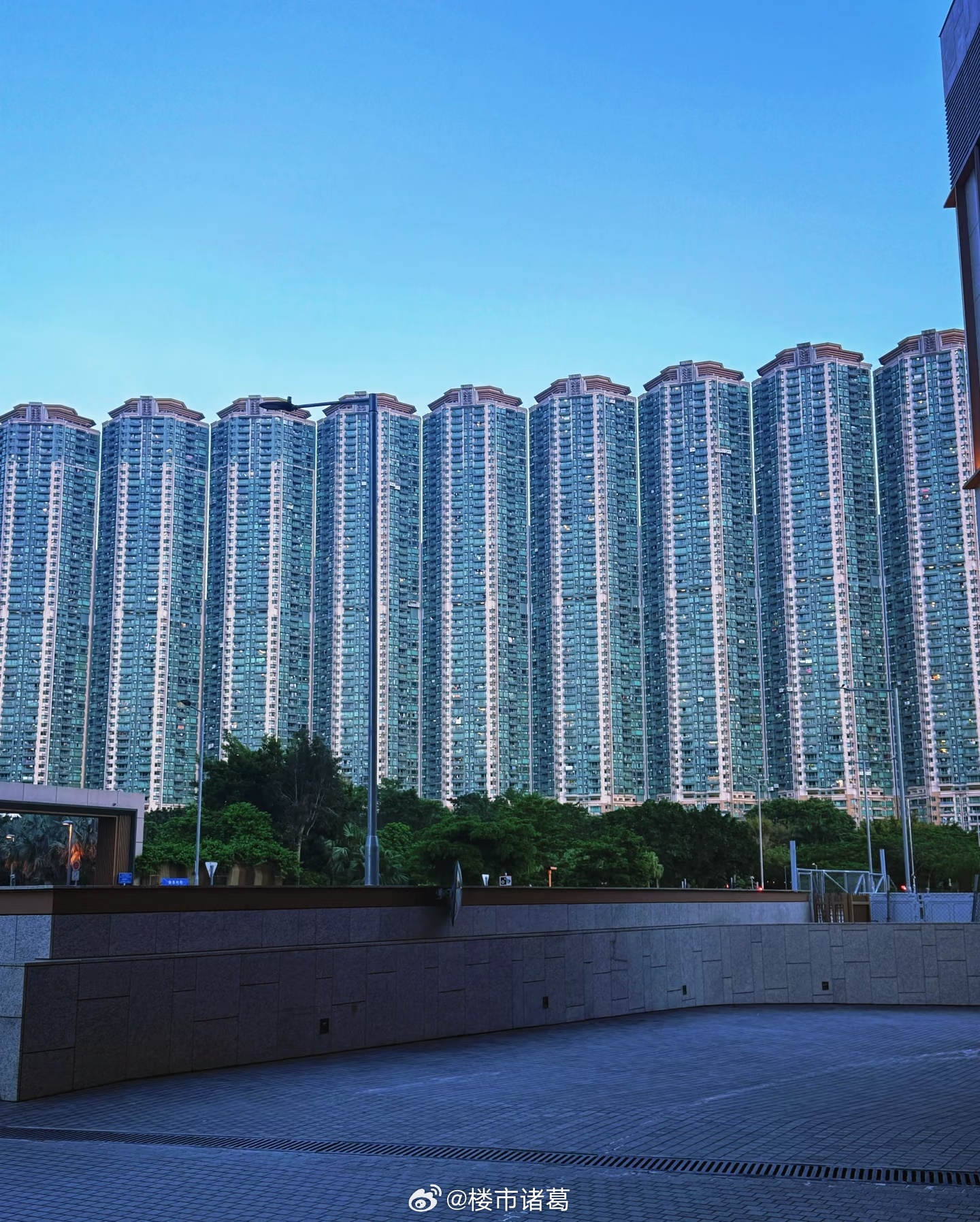 李嘉诚开发的香港映湾园小区，10万一平米，入住率出奇的高。 