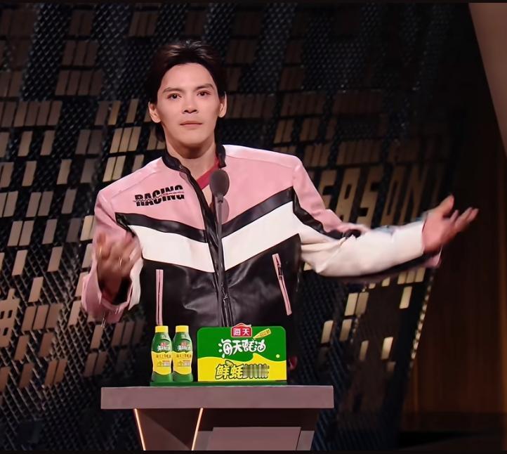 向佐终究还是讲错话了。

其实他父母在娱乐圈里，哪里算“教子无方”？

明明是教