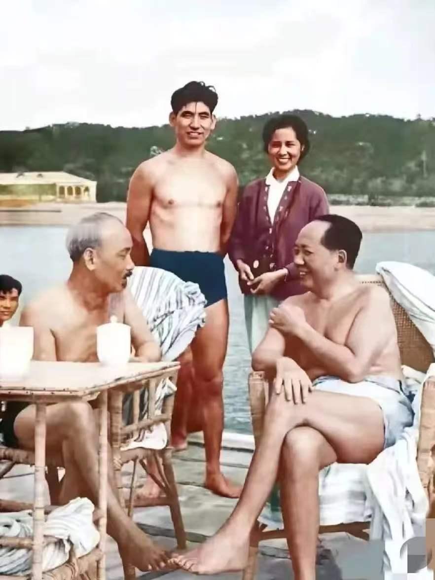 我敢打赌，十个有九个不认识坐在我们伟人对面的老人家叫什么名字？以前是哪国领导人？