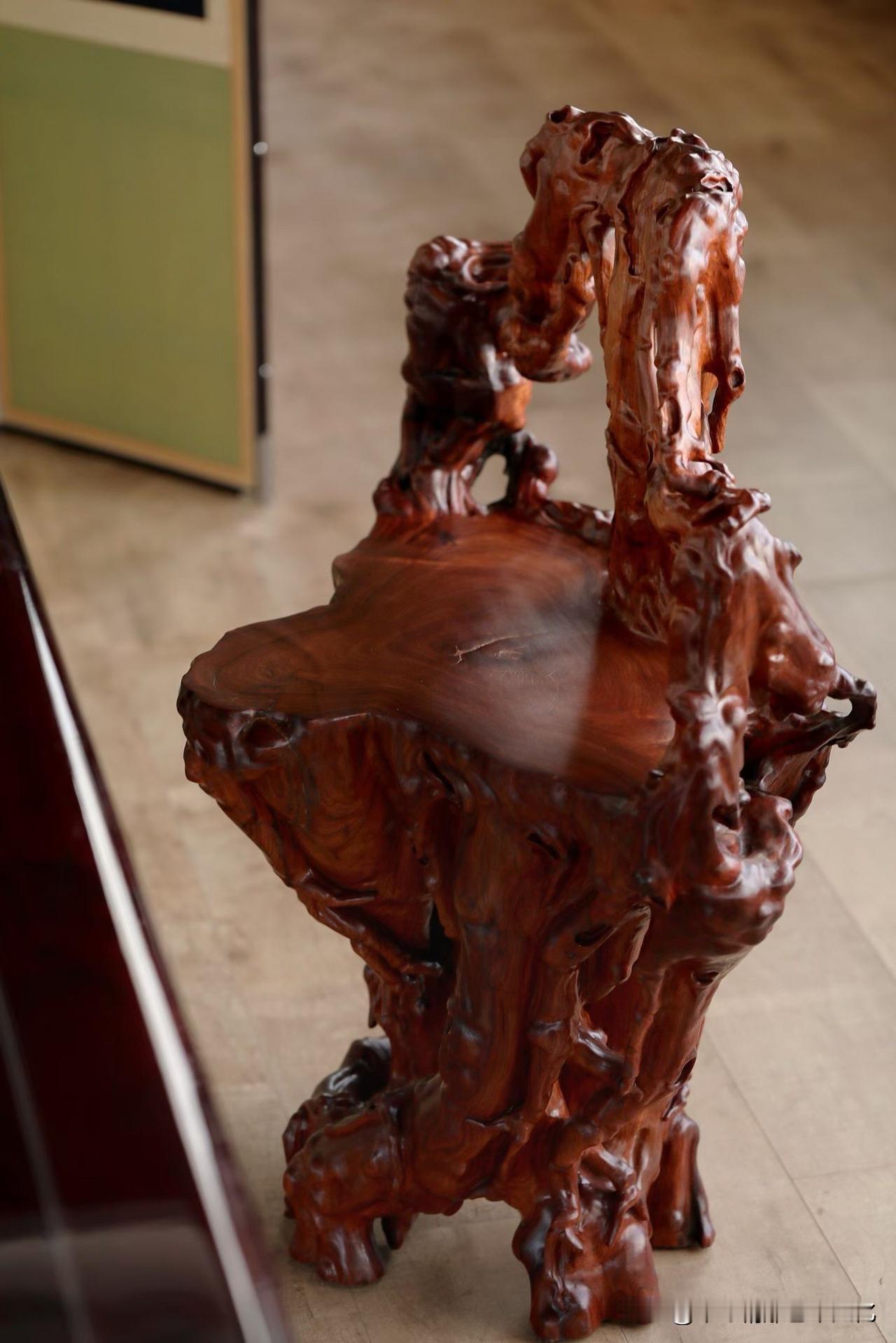 这把椅子，不只是“坐具”，更像一段被凝住的山林。

缅甸花梨整料而成，纹理翻涌如