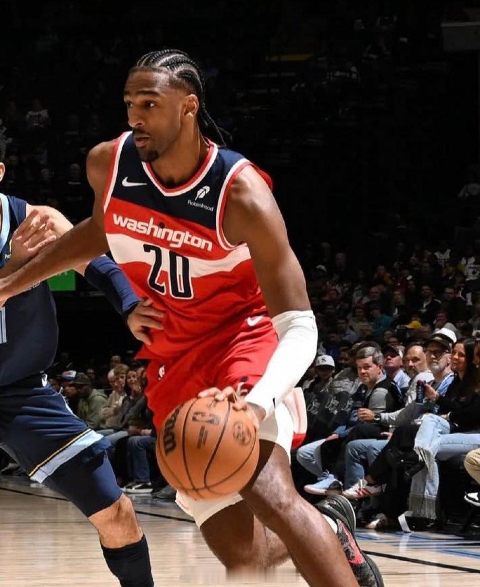 Shams:奇才队中锋亚历克斯·萨尔右腿筋拉伤，将缺席约两周，不会参加全明星新秀