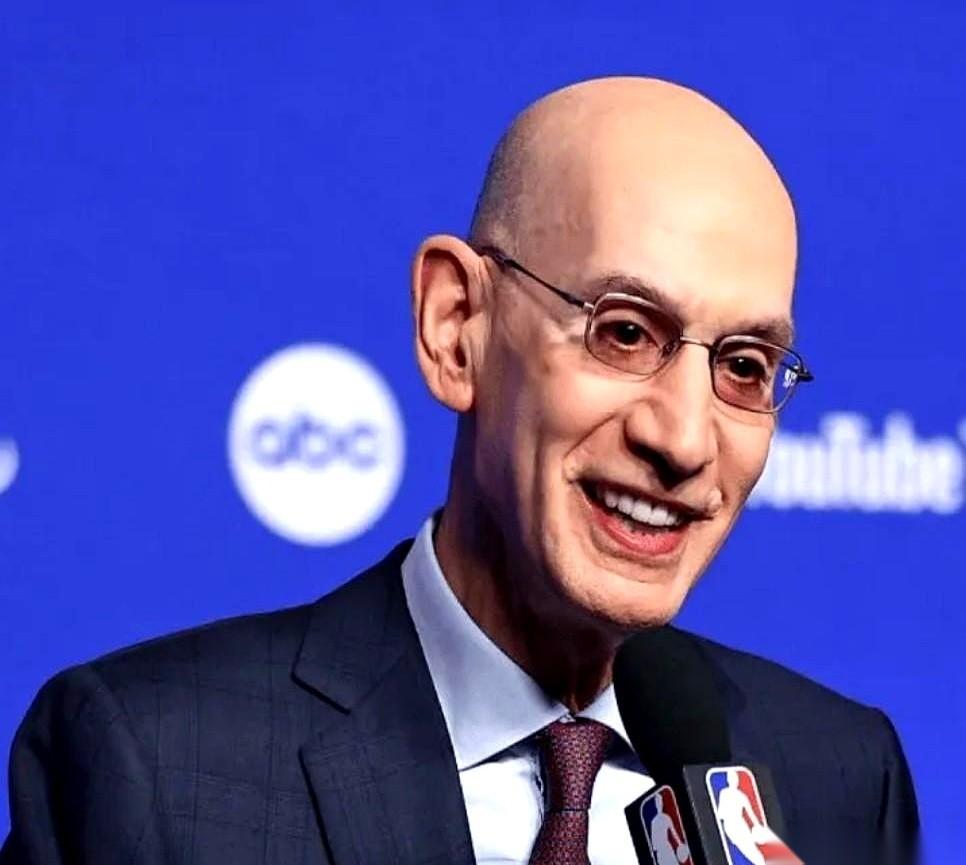 NBA季后赛的对阵表，此刻正稳稳地铺在亚当·萧华的办公桌上，像极了一张精心计算过