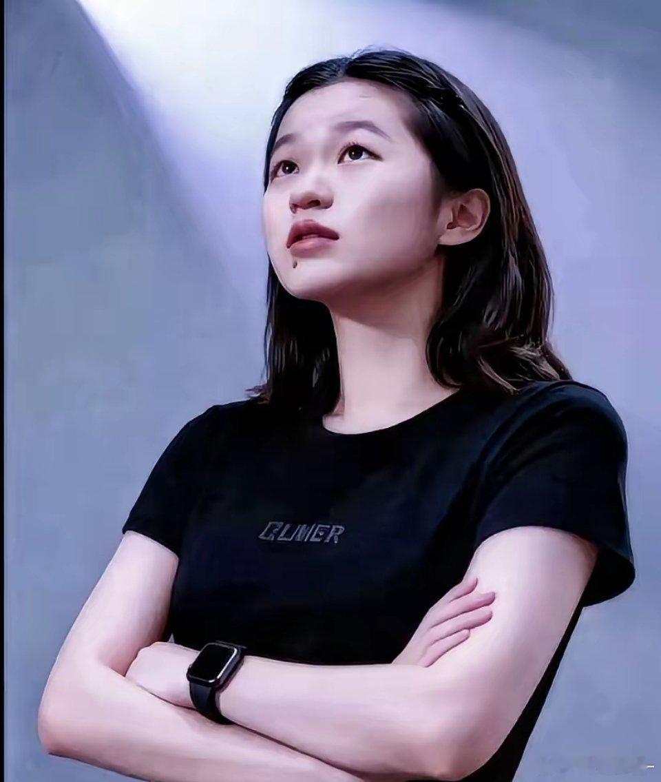 瘦了7公斤，头发留长了，院子里随手跳个舞全红婵反而让很多人安心：这个小姑娘，终于