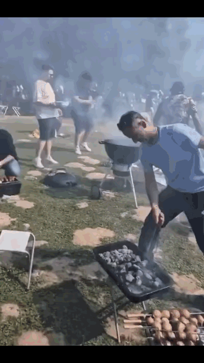 德国西部鲁尔区工业城市杜伊斯堡，大量中东难民到公园集体野炊烧烤。

现场烟雾腾腾