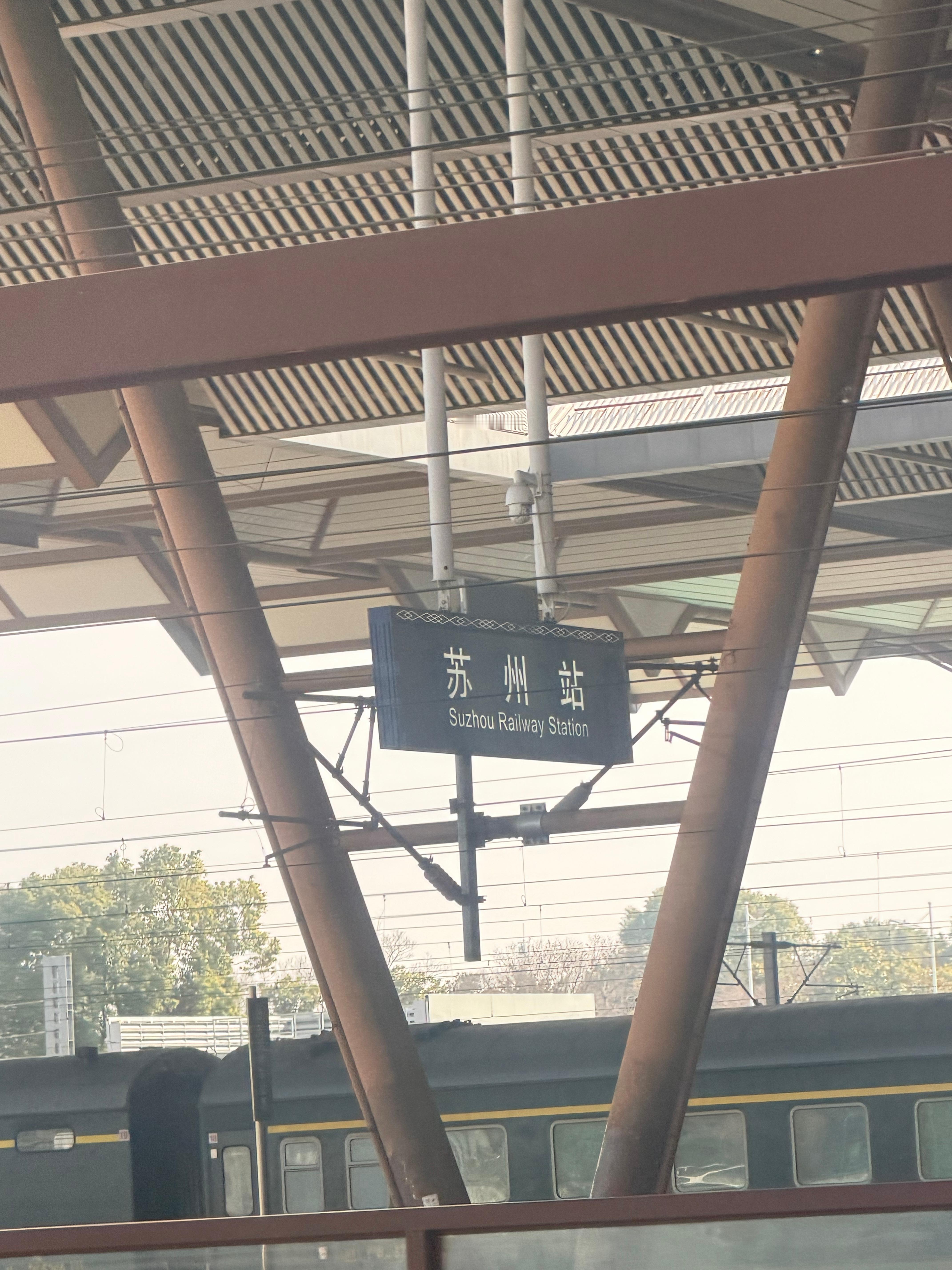 此情此景，不禁想吟诗一首～月落乌啼霜满天，江枫渔火对愁眠。姑苏城外寒山寺，夜半钟