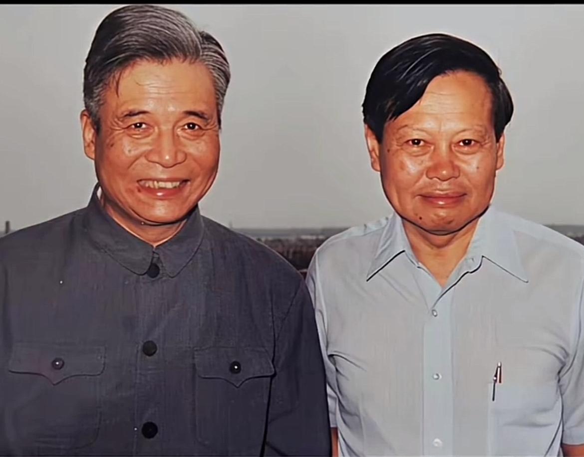 1986年6月，杨振宁专程来到北京301医院，探望挚友邓稼先。二人留下了人生最后