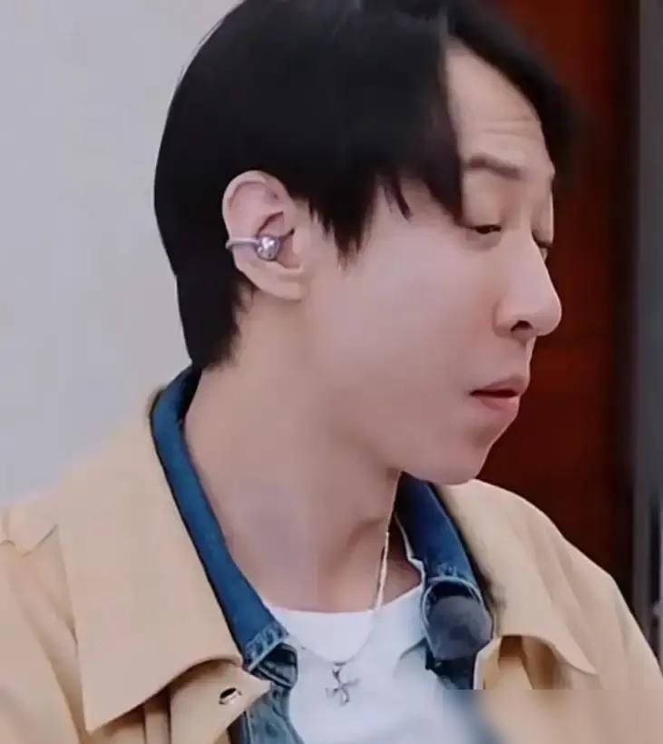 她专签“塌房”艺人。
​
因为便宜。
​
这话听着有点刺耳，但细想真是现实又犀利