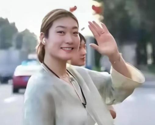 李梦抵达赛区全力备战全运会，不回应宫鲁鸣加训计划，韩旭不留洋

 
在篮球的世界