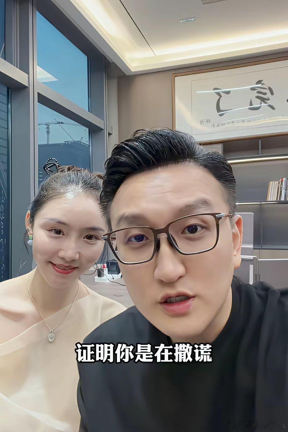 霍尊的前女友陈露。联手这位，先警告霍尊，不要在网上胡说八道。这一位说他在互联网上