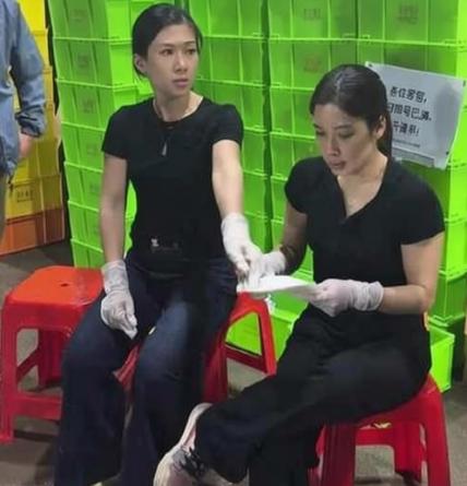 从东莞赶回佛山顺德帮忙的"鸡煲公主"，被质疑没有健康证？真相来了
 
最近佛山顺