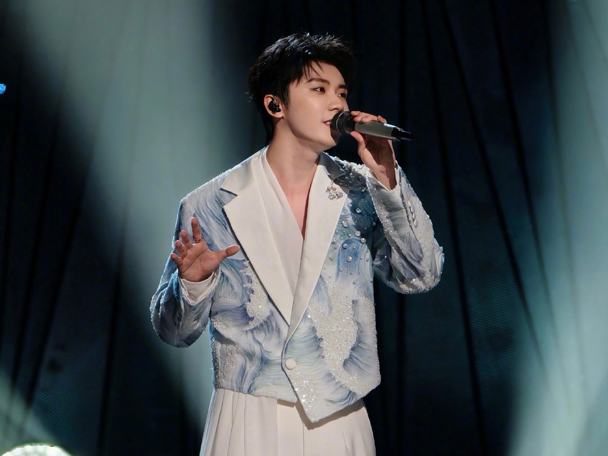 马嘉祺｜歌手2025舞台造型，上衣缀以亮片珠饰，云纹图案与歌曲「云与海」呼应，佩