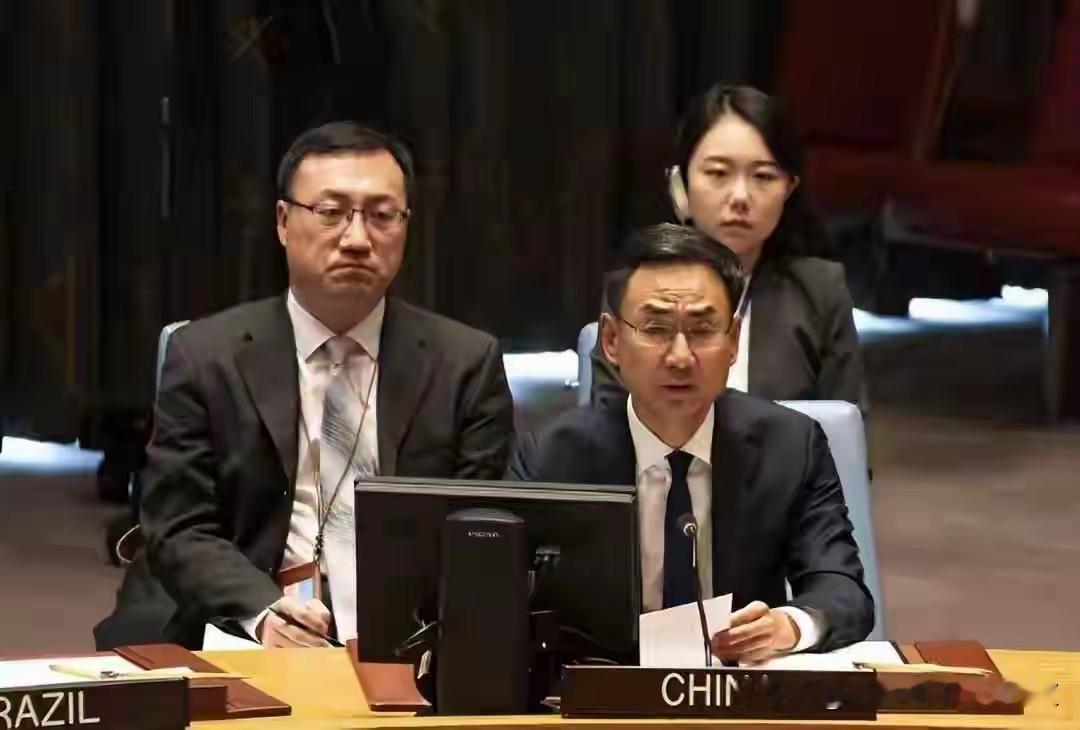 中国当安理会轮值主席，王毅在纽约主持联合国宪章高级别会议，一百多国到场，场面挺正