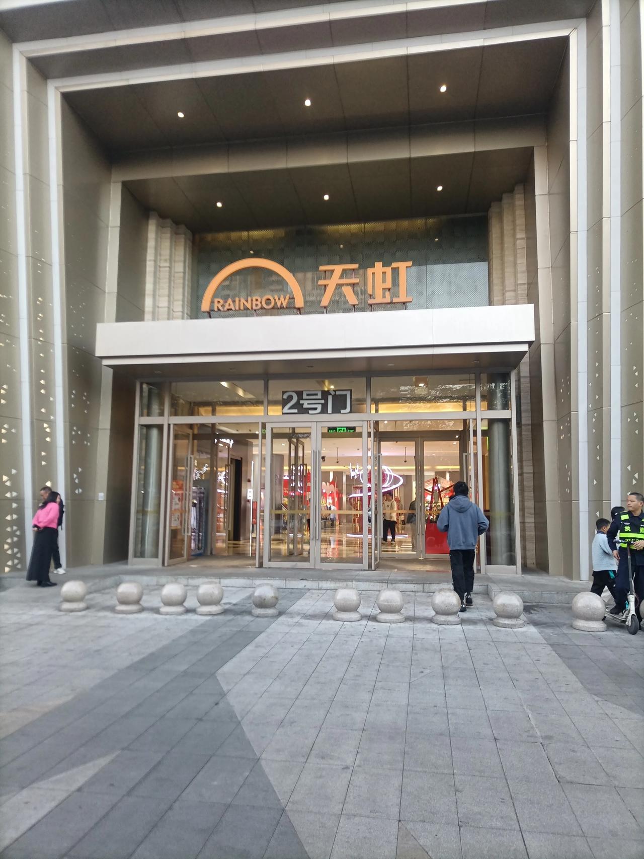 今天是大年初三，下午在深圳的大商场转了转，人流也不多，但是每个铺面都开市了。
楼