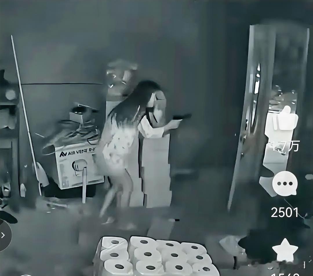 啪啪啪。。国外女子以为深夜家中进贼，从床头柜里拿起手枪走到客厅后，对着门口黑影就