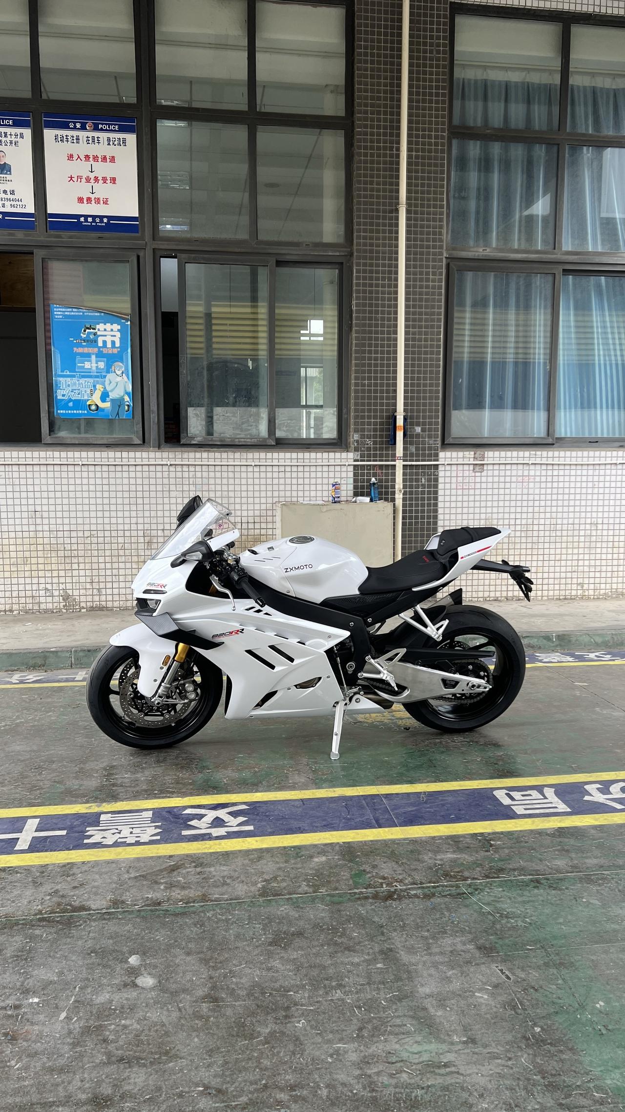 马上就是有户口本的车了！摩托车爱好者 张雪820rr 提车