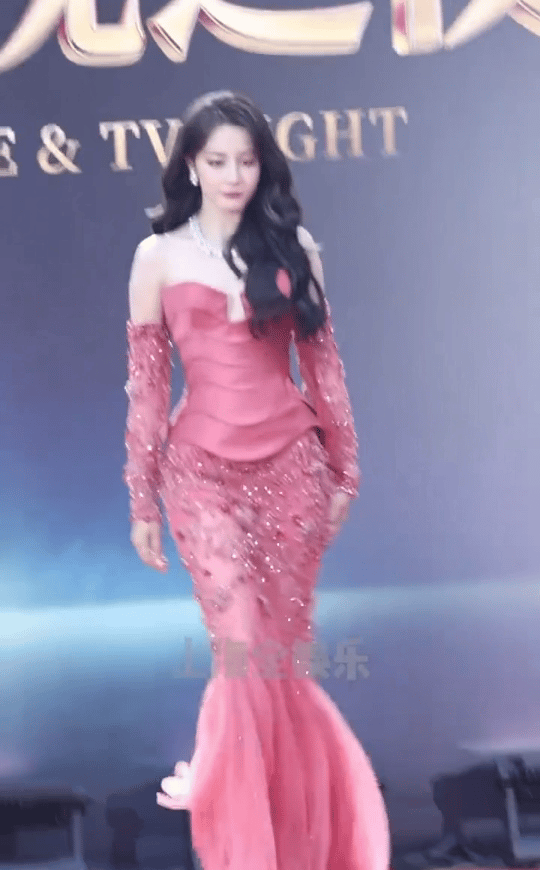 迪丽热巴  今日中国影视之夜活动红毯，身着Georges Hobeika 202