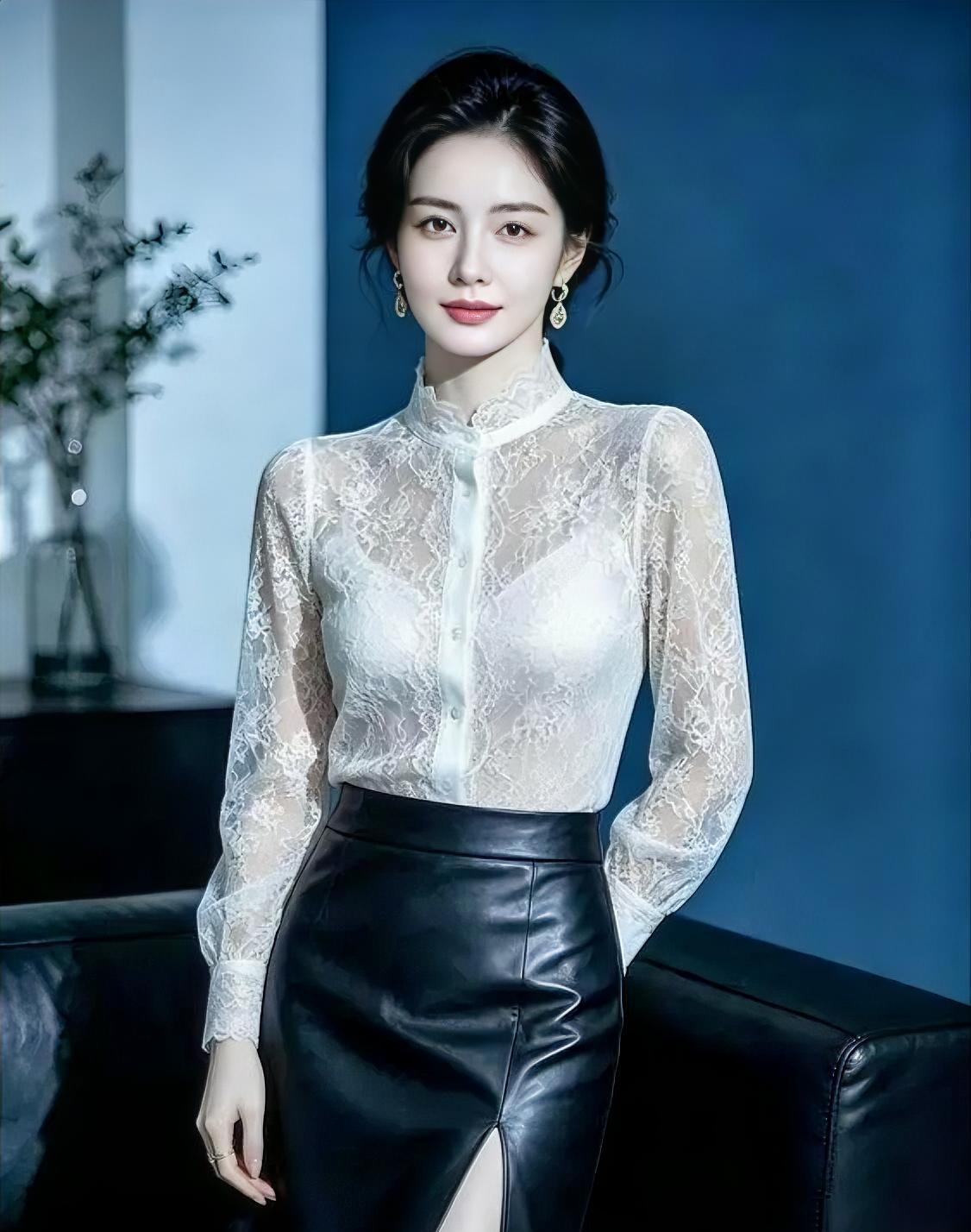 《蕾丝与夜的协奏》

白蕾丝轻笼，立领透出柔美，

黑皮裙利落，开衩步履生风。