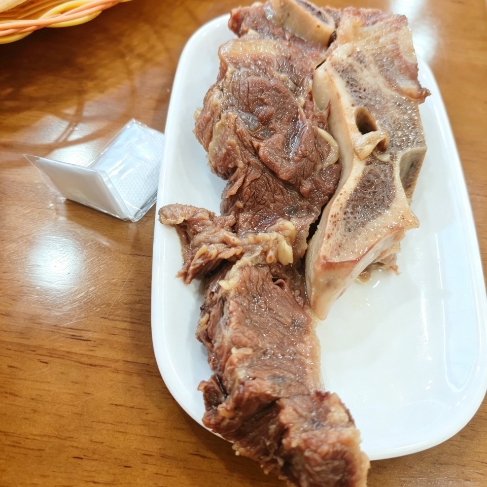 [吃瓜] 你见过哪个大男人 在淮南牛肉汤 啃大骨头还需要戴手套的。。  ​​​