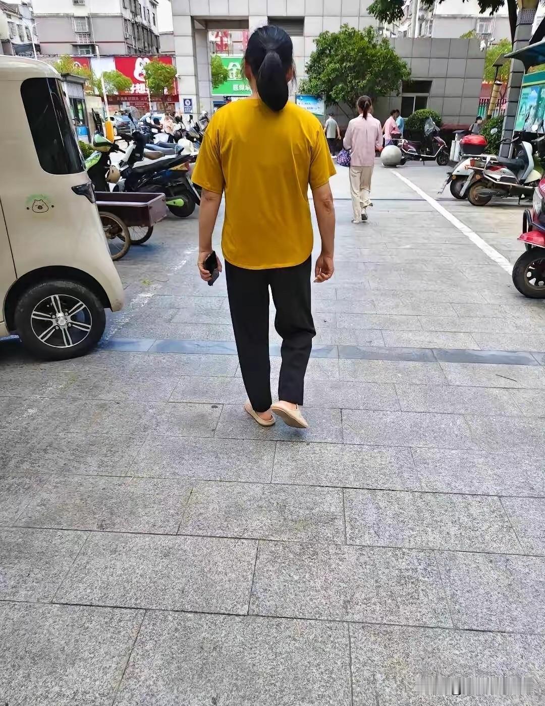 杭州一女子为免房租，与房东大爷同居5年，大爷临终前，女子说：我是你合法妻子，财产