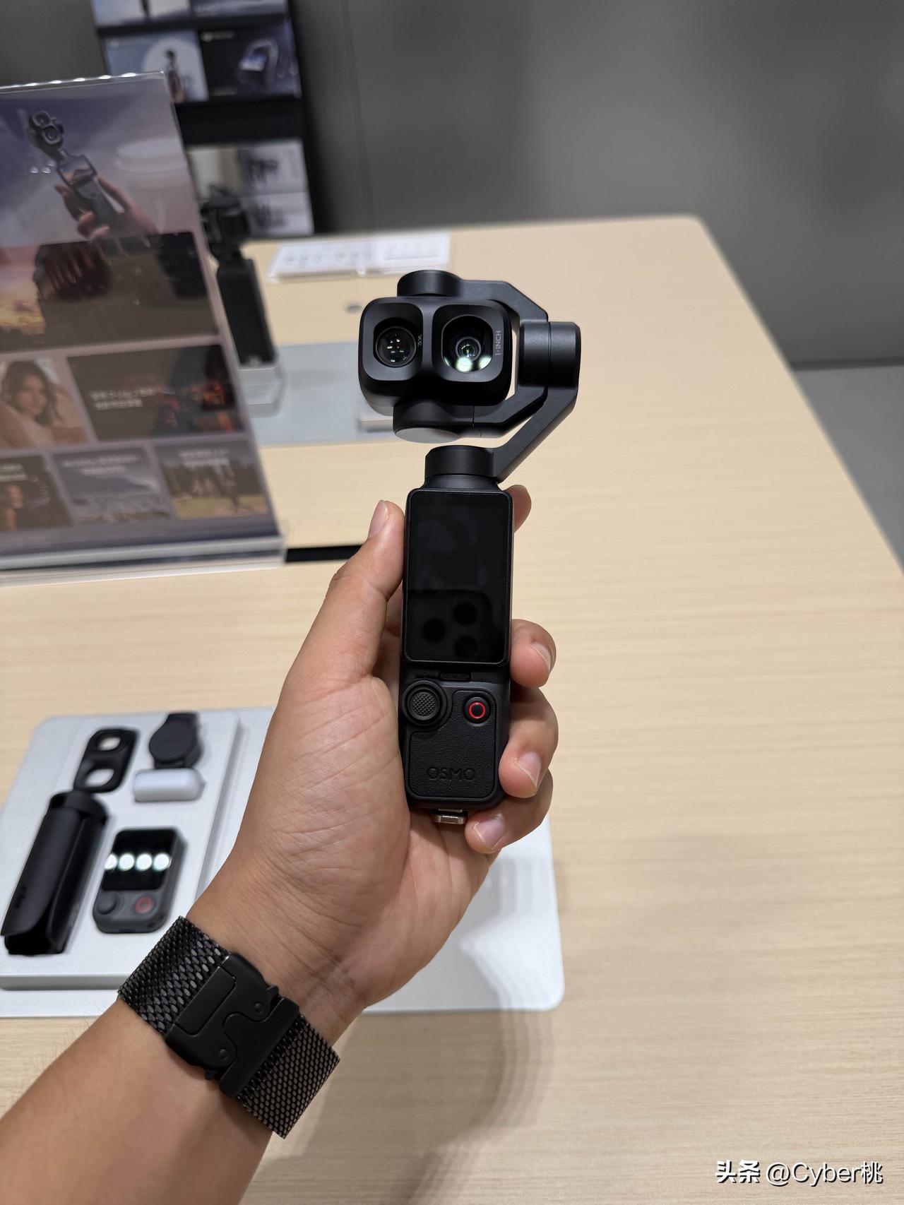 刚逛商场看了一下大疆 Pocket 4P 和影石的 Luna Ultra，感觉这