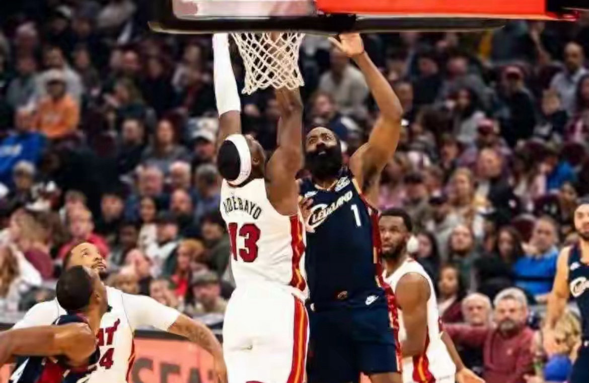 热火惨败骑士仍不忘夸旧将！鲍威尔盛赞哈登：他走到哪里都是球队最佳发动机北京时间3