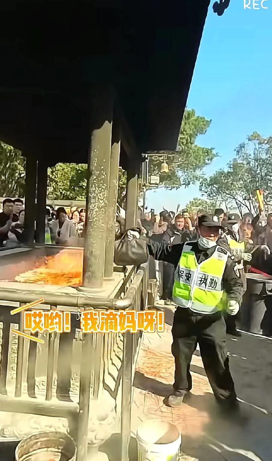 要说祭神、祭祖先，最诚心的地方，广东佛山可能算全国第一了。
这儿的人，不但平时是