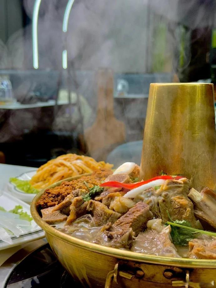 家人们，新疆冬天太会整活了！12 月 3 号，2025 冰雪火锅节在国际大巴扎二