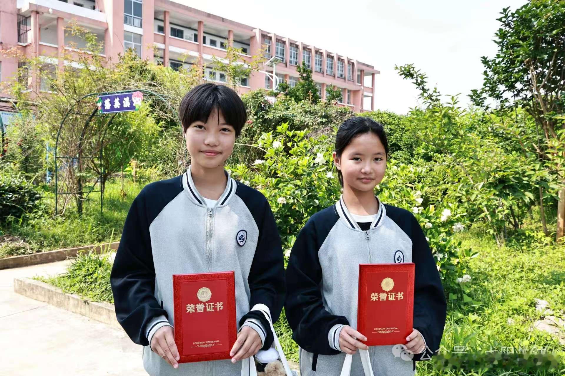 开路先锋号[超话]上饶两学生路遇阿姨倒地冷静施救显担当 5月25日上午，上饶市弋