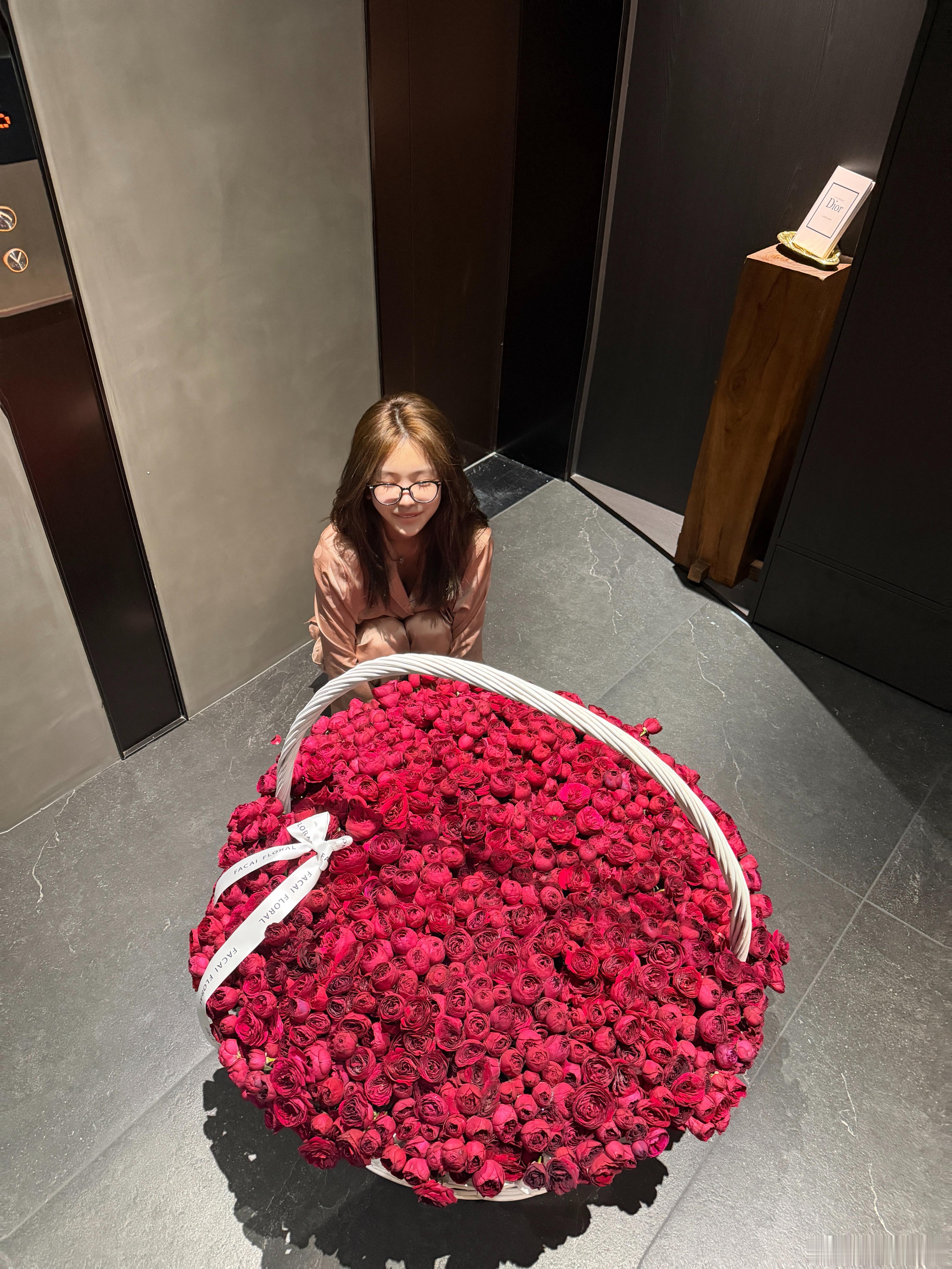 睡梦中被叫醒  前面才是真实情况哈哈哈哈哈出片女人赶紧换上小吊带扎起丸子头猛拍?
