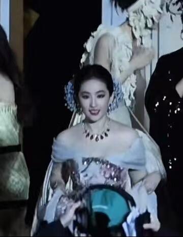 第一次看到糊得这么立体的一堆像素…. ​​​
