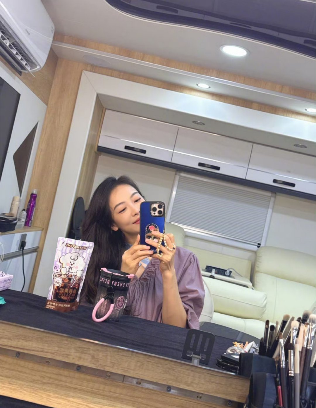 最近下雨降温啦 宋茜注意保暖 别抱太阳了抱我[兔子] ​​​