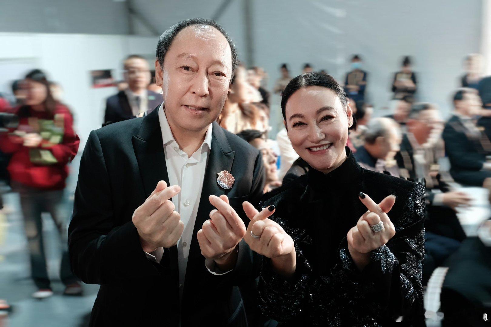 倪大红老师和惠英红同步比手势也太可爱了，蒋勤勤挽着她胳膊笑的好温柔 