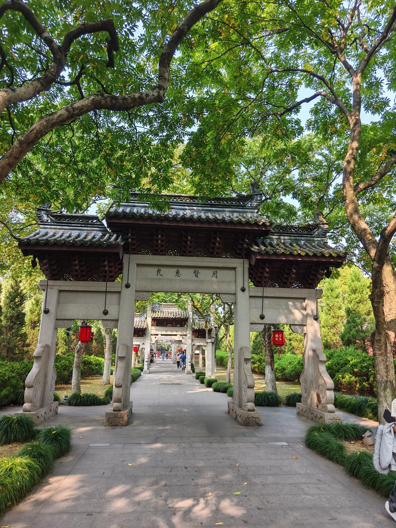 杭州｜西湖｜钱王祠
西湖畔，柳浪闻莺侧，红墙围起的钱王祠静立千年。它没有雷峰塔的