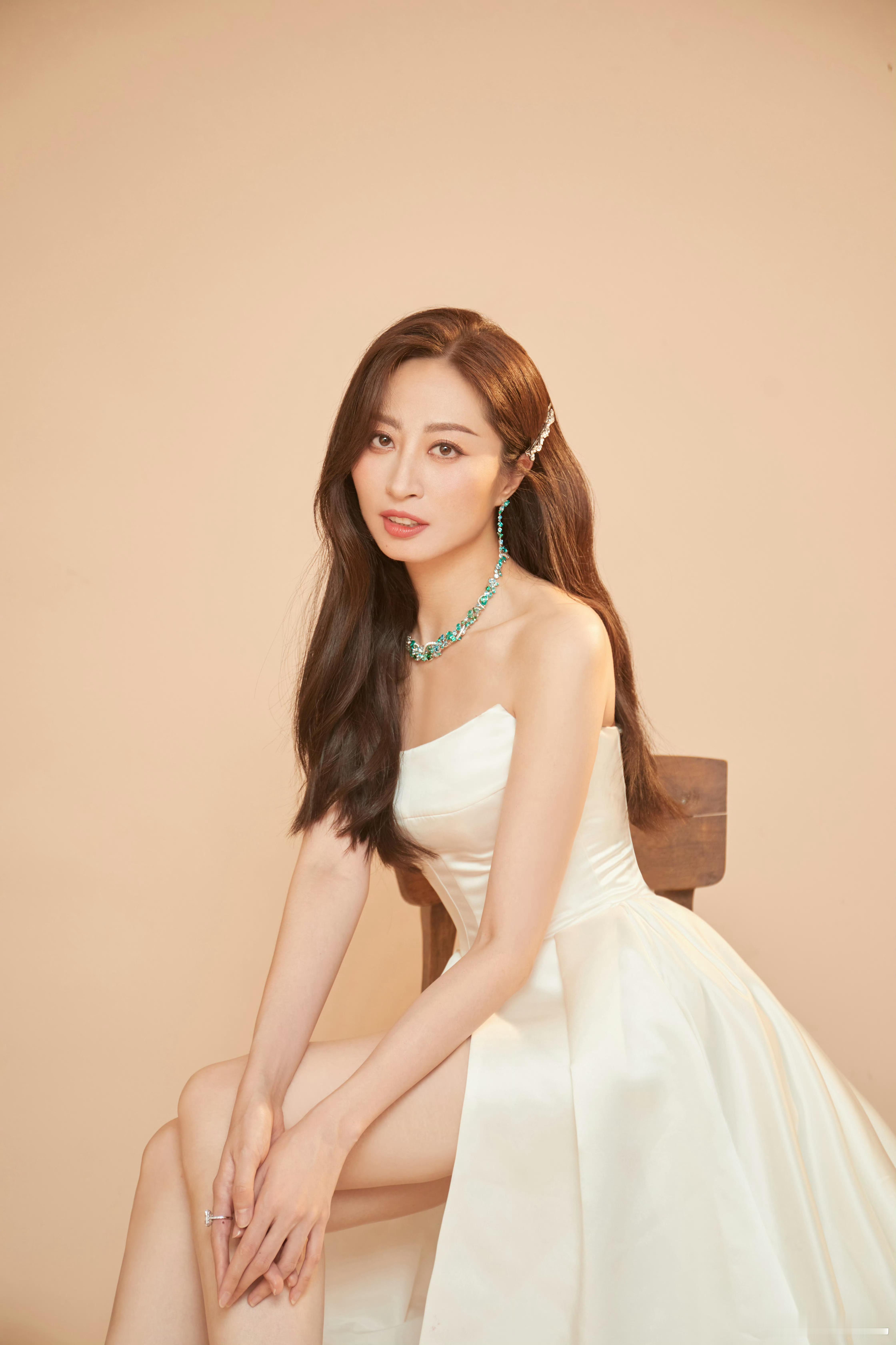 卫薇儿 💛 定妆照秀美腿 