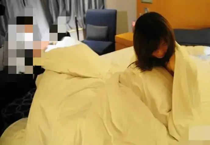 女大学生从网上订购卖淫，最后被关15天！ 女大学生在某名牌大学学习，但大学生活并
