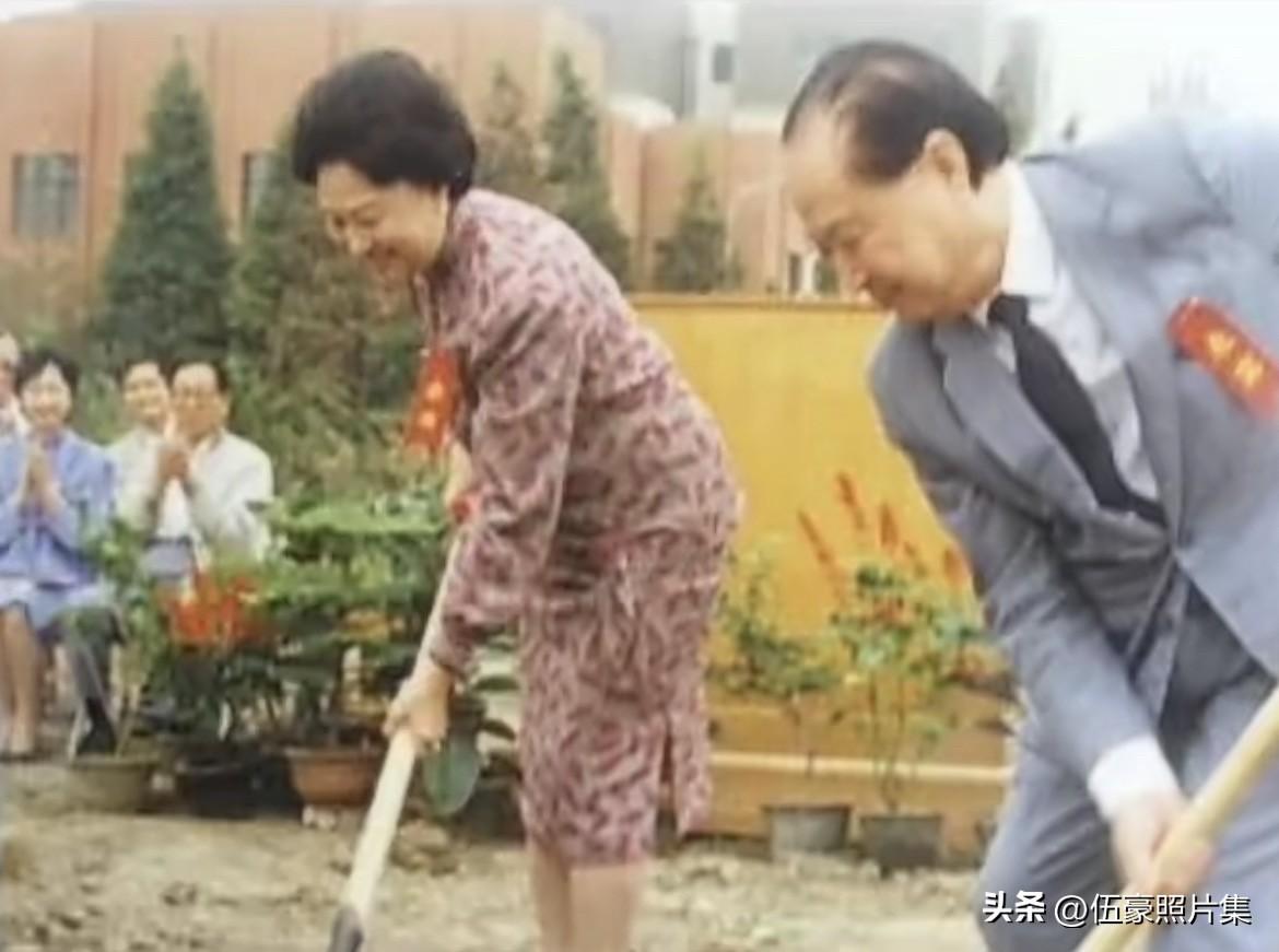 1988年10月5日，上海交通大学闵行校区“留园”奠基仪式上，时任上海市前市长、