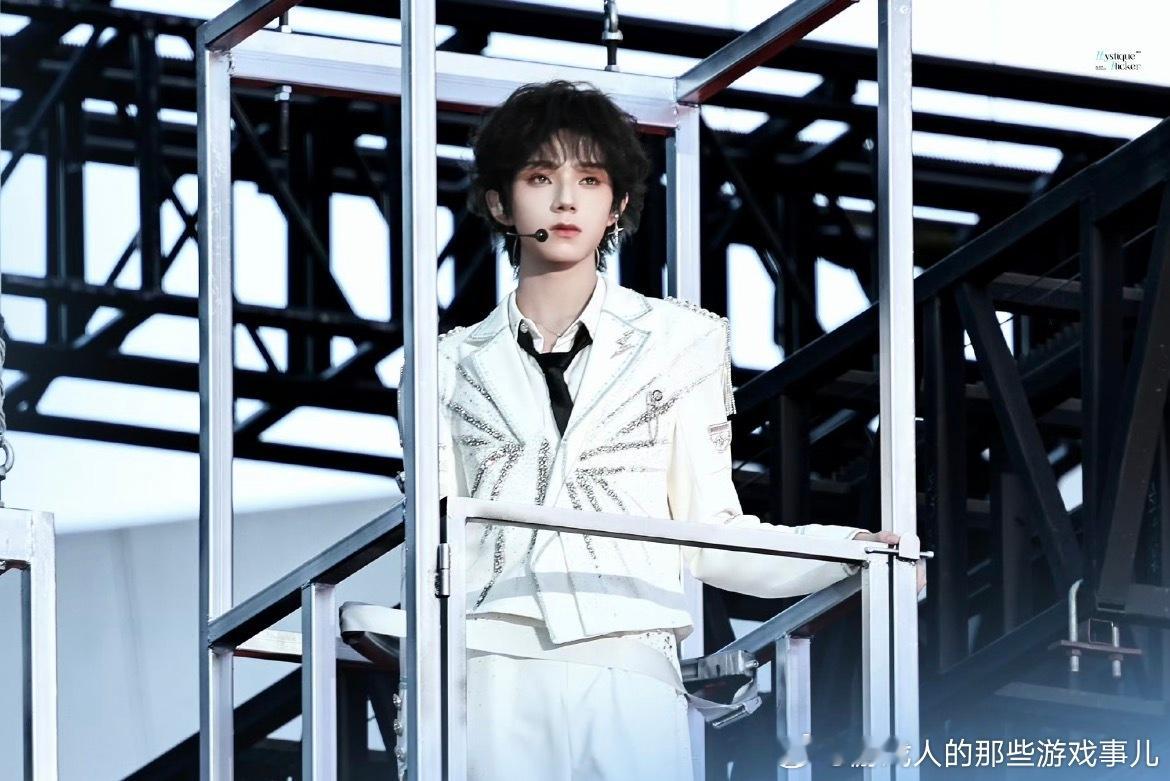 王橹杰 化妆师王橹杰五公中控 我是觉得他的眼睛画的有点过了，没有好好搞，眉毛也是